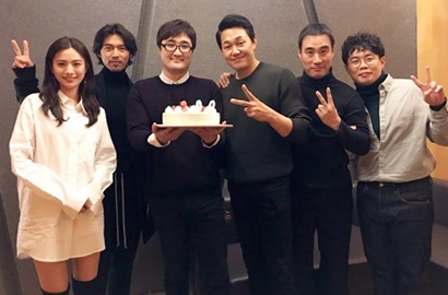 'Swindlers' Makin Kuasai Persaingan, Hyun Bin-Nana cs Ceria Rayakan 3 Juta Penonton