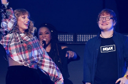 Tiba-Tiba Muncul, Ed Sheeran Bikin Heboh Duet Bareng Taylor Swift di 'Jingle Ball'