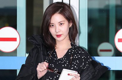 Beruntung Banget, Fans Ini Foto Bareng dan Dapat Tanda Tangan Seohyun di Bandara New York