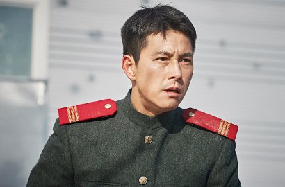Jadi Mantan Agen Korea Utara, Awas Terpesona Tatapan Tajam Jung Woo Sung di 'Steel Rain'