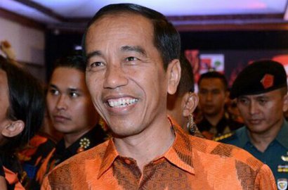 Ngopi Saat Kunjungan Kerja, Netter Salah Fokus Sama Casing Ponsel Jokowi