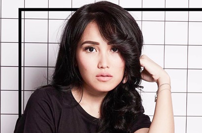 Jadi Sorotan Lagi Gara-Gara Pegang Tangan Raffi di Bandara, Ayu Ting Ting Unggah Foto Galau?