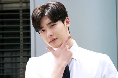 Jadi Model Buku Kumpulan Puisi, Lee Jong Suk Mesra Bareng Cewek Ini