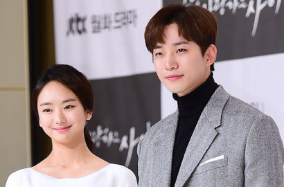 Cantik Pakai Gaun Putih, Won Jin A Temani Junho 2PM di Jumpa Pers 'Just Between Lovers'