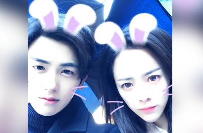 Kedinginan Syuting 'Two Rays of Light', Hyungsik-Han Ji Min Pamer Pakai Selimut Bareng
