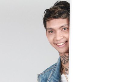 Kelewat Cinta, Fans Ini Nangis dan Peluk Erat Young Lex Saat Hendak Berpisah