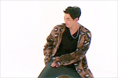 Lakoni Tantangan Random Play Dance, Rain Sampai Banjir Keringat di 'Weekly Idol'