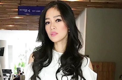 Tampil Seksi Pamer Pundak, Tubuh Langsing Gracia Indria Bikin Iri