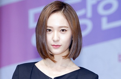 Hadiri Acara Ini, Cantiknya Krystal Tampak Girang dan Tebar Senyum Manis