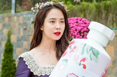 Tampil Sederhana Jadi Karyawan Kantor, Song Ji Hyo Ceria di 'Assistant Manager B'