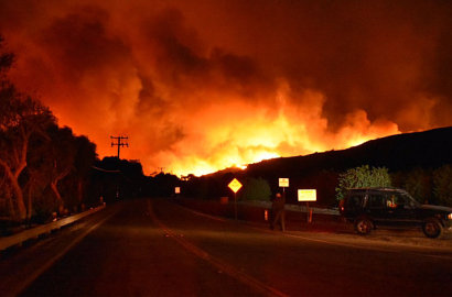 California Dilanda Kebakaran Dahsyat, Angin Kencang Hambat Pemadaman Api