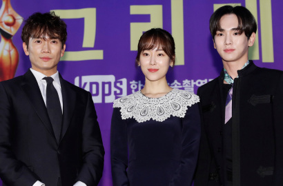 Ji Sung, Seo Hyun Jin dan Key Sumringah Terima Trofi di Grimae Awards 2017