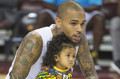 Hadiahkan Bayi Monyet untuk Putri Kecilnya, Chris Brown Dikecam Netter