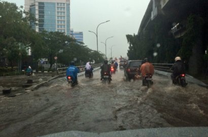 Hujan Ekstrem Guyur Jakarta, Sejumlah Titik Jalan Raya Sempat Tergenang Banjir