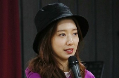 Bareng Fans dan Staf, Intip Gaya Park Shin Hye Buat Kimchi Untuk Korban Gempa