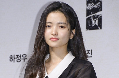 Tampil Serba Putih Bak Malaikat, Cantiknya Kim Tae Ri di Jumpa Pers '1987'