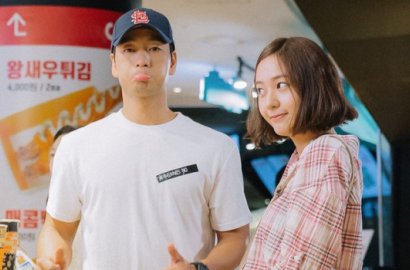 Berambut Panjang, Krystal Mesra Gandeng Park Hae Soo di 'Wise Prison Life'