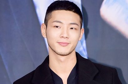 Tak Peduli Sedang Kucel, Ji Soo Pede Ingatkan Fans Nonton 'Bad Guys 2'