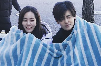Berdua di Pantai, Hyungsik-Han Ji Min Saling Menatap Mesra dalam Poster 'Two Lights: Relumino'