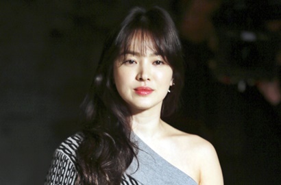 Foto Cantik di Beijing, Hye Kyo Digoda Soal Joong Ki Gara-Gara Ini