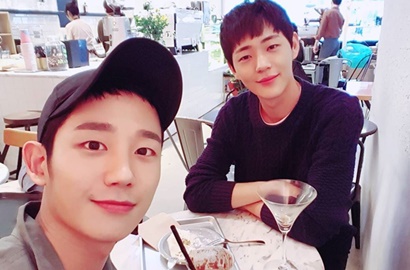 Reuni di 'Penjara', Shin Jae Ha Ajak Selfie Jung Hae In Bikin Kangen 'WYWS'