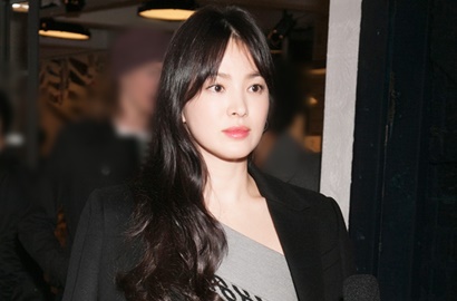 Pakai Make Up Tipis, Begini Cantiknya Hye Kyo Hadiri Acara Penting di Beijing