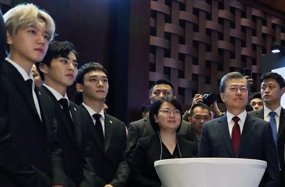 Imutnya EXO-CBX Malu-Malu Ajak Selfie Presiden Korsel