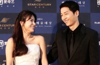 Pamer Foto Ini di Beijing, Hye Kyo Sengaja Tiru Pose Manyun Joong Ki?