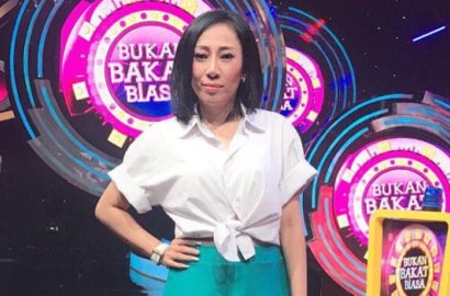 Seksi Pamer Belahan Dada di Pesta Tuai Cibiran, Dewi Sanca Bela Diri