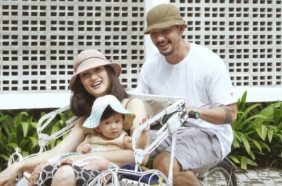 Rio Dewanto Rela Repot Bawa Tas Anak-Istri, Netter: Bapak-Bapak Zaman Now