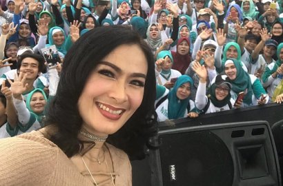 Foto Bareng Usai Mengisi Acara di Bogor, Alas Kaki Iis Dahlia Bikin Salah Fokus