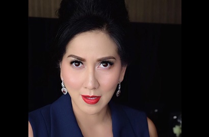 Berangkat Umrah dengan Anak, Penampilan Venna Melinda Berhijab Curi Perhatian