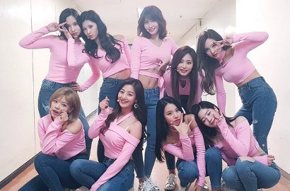 Tampil Makin Dewasa, Cantiknya Twice Pakai Dress Hitam di Pemotretan Ini