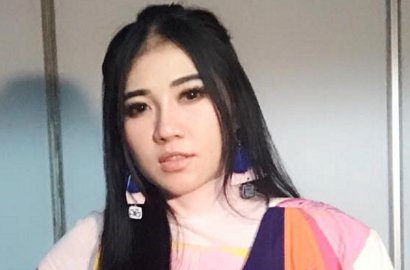 Salah Paham, Netter 'Ribut' di Media Sosial Usai Lihat Via Vallen Beli Tas Branded