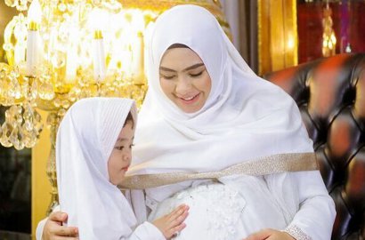 Lahirkan Anak Ketiga, Air Mata Oki Setiana Dewi Bikin Netter Terharu