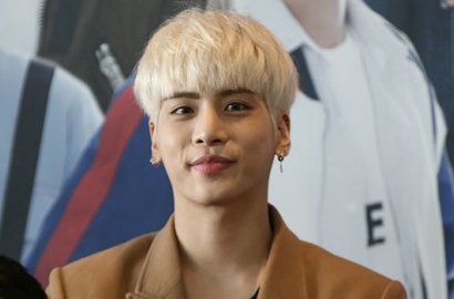Pasca Jonghyun Dinyatakan Meninggal, Fans Berkumpul di Depan Rumah Sakit