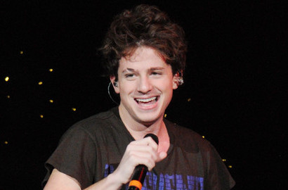 Charlie Puth Umumkan Jadwal Tur Konser 2018 Bareng Hailee Steinfeld