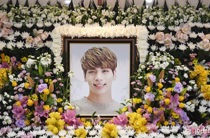 Jonghyun SHINee Meninggal Dunia, Fans Chile Nyanyikan Ini di Depan Kantor Kedubes Korea