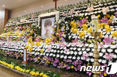 Besarnya Antusias Fans, SM Ubah Jadwal Kunjungan ke Rumah Duka Jonghyun SHINee