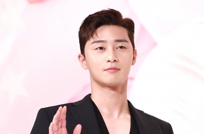 Nikmati Musim Dingin, Park Seo Joon Perang Bola Salju Bareng Anjingnya