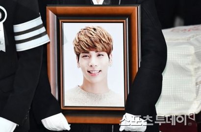 Minho Pimpin Prosesi, SHINee dan Super Junior Bawa Peti Mati Jonghyun