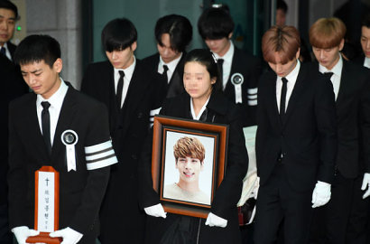 Super Junior-SNSD Cs Tak Kuasa Tahan Tangis di Prosesi Pemakaman Jonghyun