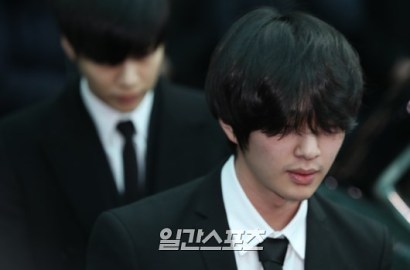 Terlihat Tegar di Pemakaman Jonghyun, Onew Justru Bikin Netter Khawatir