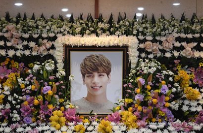 Turut Berduka, Fans Taiwan Kirim Pesan ke Mendiang Jonghyun di Gedung Tinggi