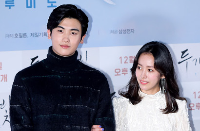 Gandeng Hyungsik, Han Ji Min Pakai Gaun Mini di Jumpa Pers 'Two Lights: Relumino'