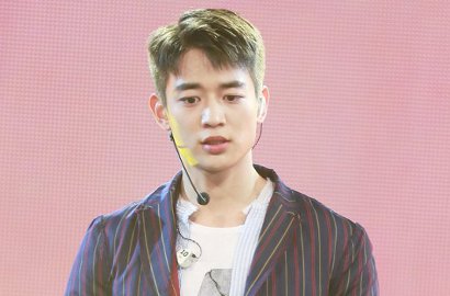 Awalnya Tegar, Minho Tampak Sedih Usap Foto Mendiang Jonghyun