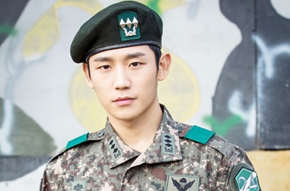 Jung Hae In Pamer Deretan Foto Syuting 'Wise Prison Life', Netter: Senyumnya