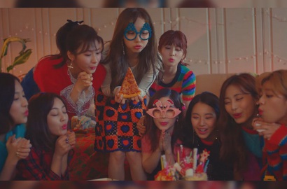 Cerianya Twice Rayakan Natal dan Saling Tukar Kado di MV 'Merry & Happy'