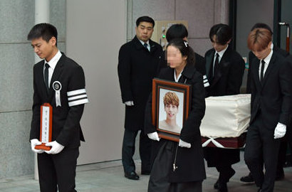 Jonghyun SHINee Meninggal Bunuh Diri Hingga Key dan Tae Yeon Nangis Saat Pemakaman