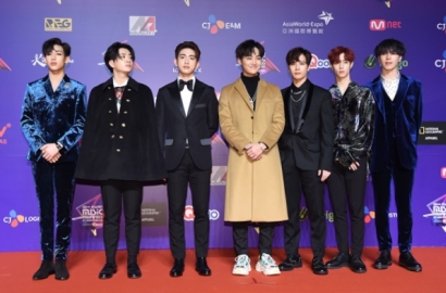 Bak Anak Sendiri, Begini Pose Ayah-Ibu Mark Bareng Member GOT7 yang Lain di Backstage